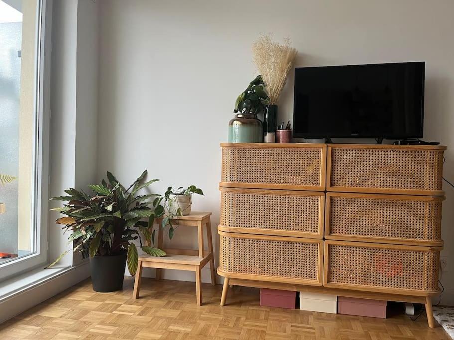 Confortable Canal St Martin Apartment Paris